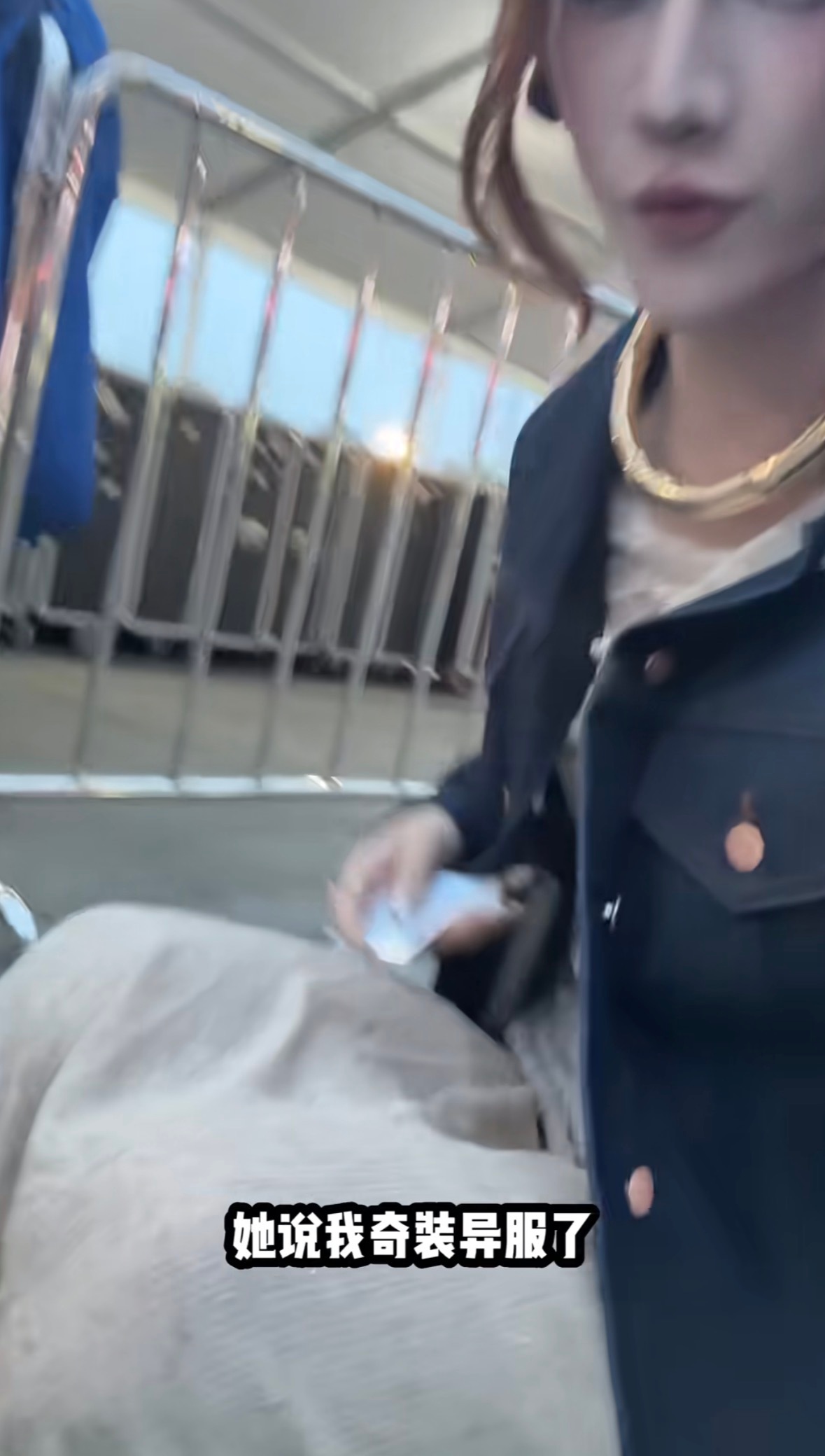 网友去看单依纯演唱会被拦着不让进，说是奇装异服我，能看这穿搭并没有奇装异服吧等主