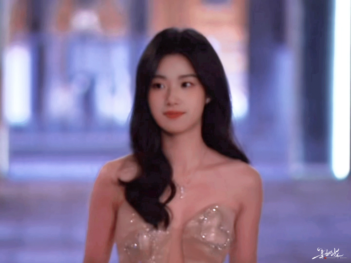#卢昱晓丝绒无花果妆#卢昱晓GQ红毯造型，公主一步一步向你走来，状态好极了！ ​