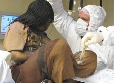 1999年，考古队登上6700米山峰后，竟然发现冰室中坐着一名年轻的少女，他们大