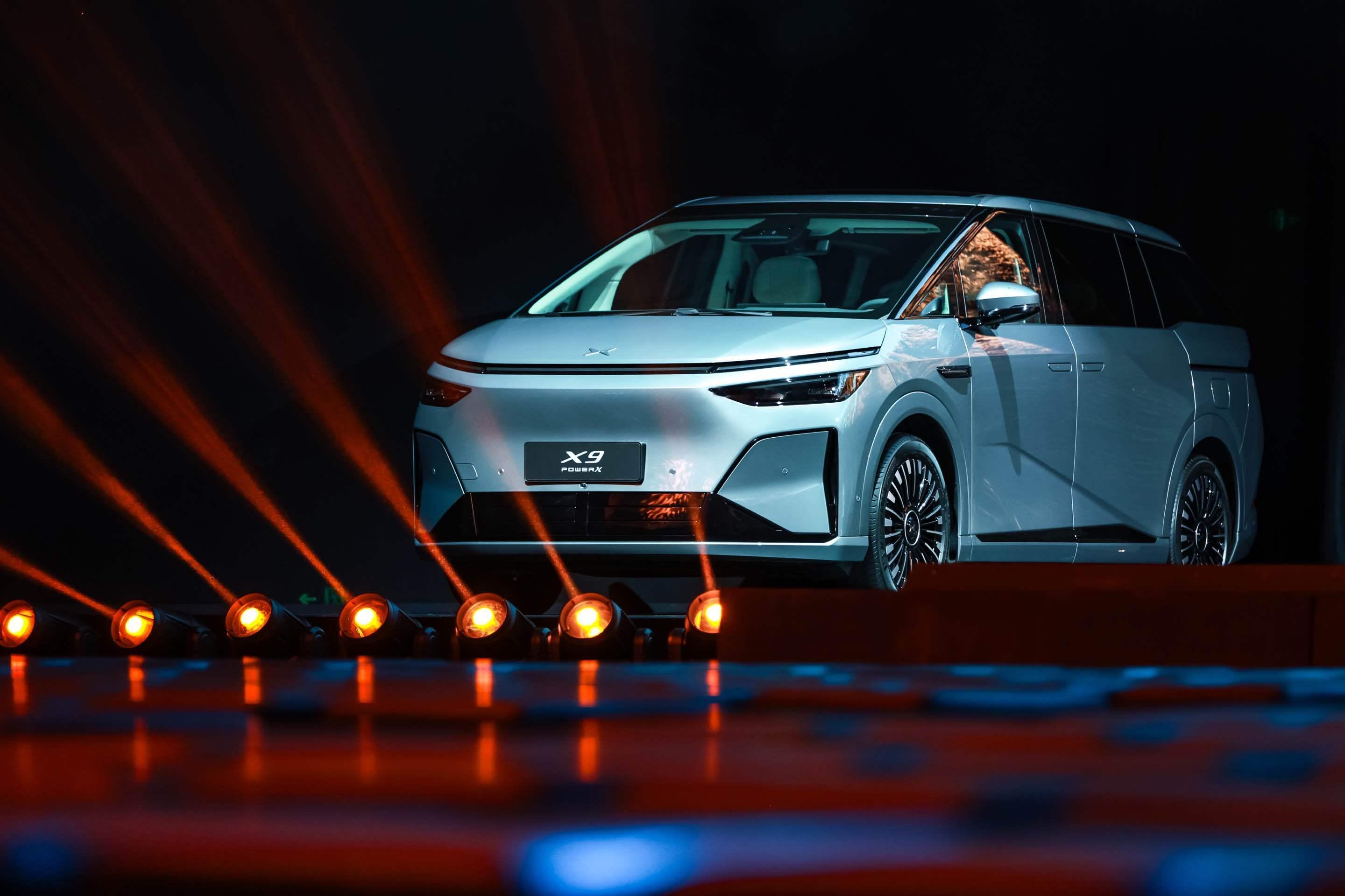 小鹏X9超级增程正式上市，共推出2款配置车型，官方指导价区间为30.98万-32