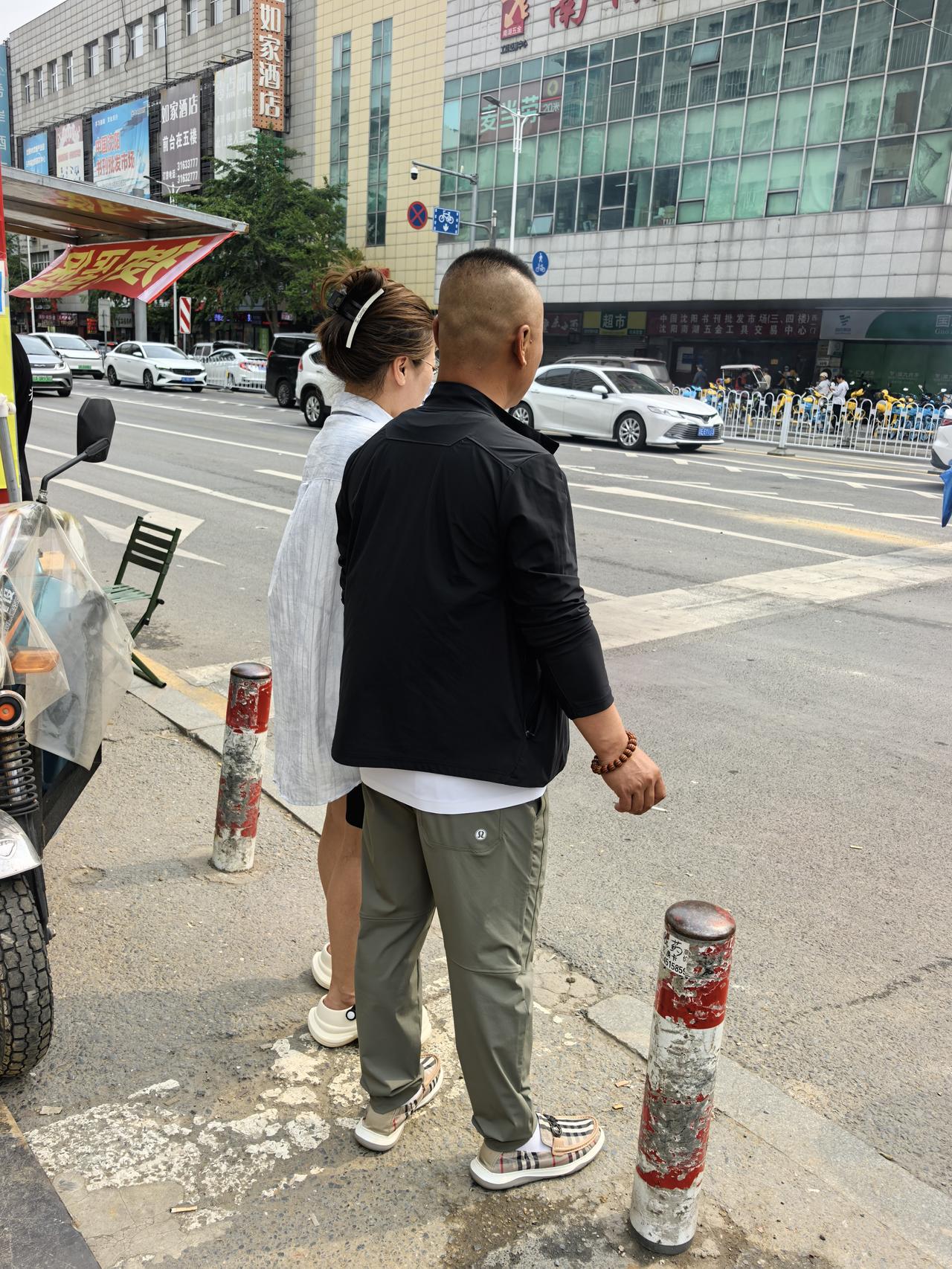 今天在盛京医院旁边的三好街路口等红绿灯。一老太太坐着轮椅自东向西，也就是朝着我这