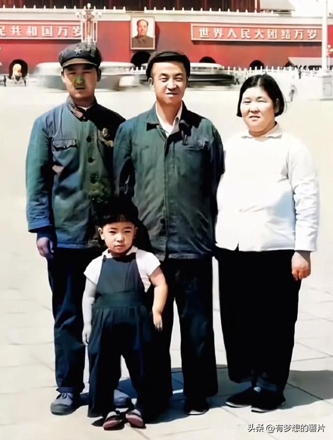 1970年，“铁人”王进喜已经快不行了，胃癌晚期，在北京住院，那一年他拍了这辈子