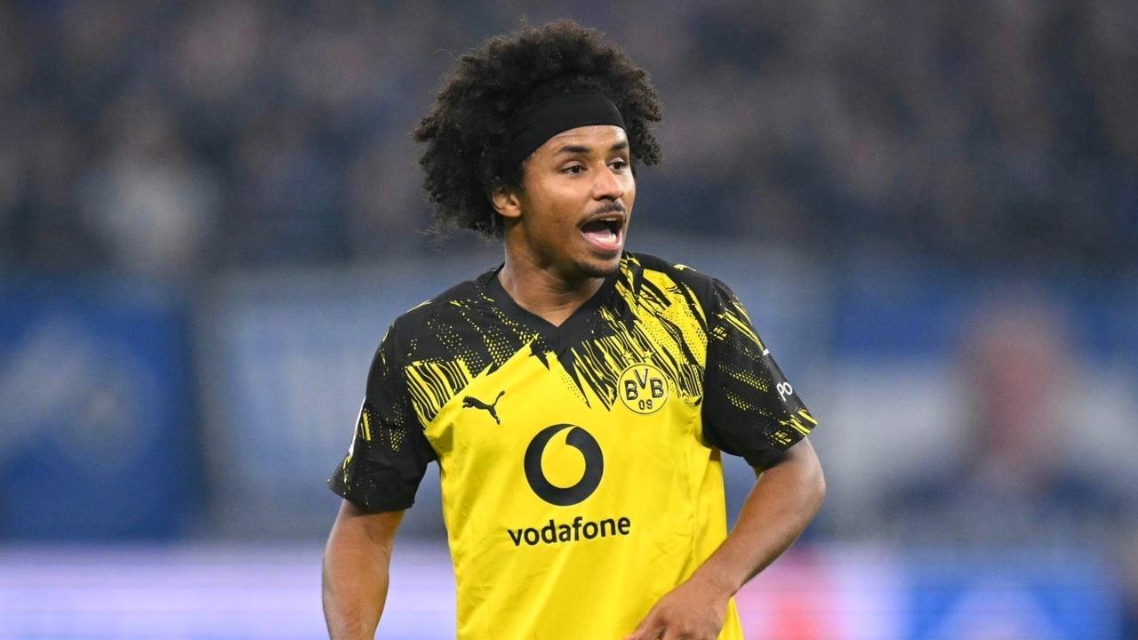 罗马诺表示：曼联并没有与阿德耶米进行谈判，也并没有与其他球员接触。
而阿德耶米已