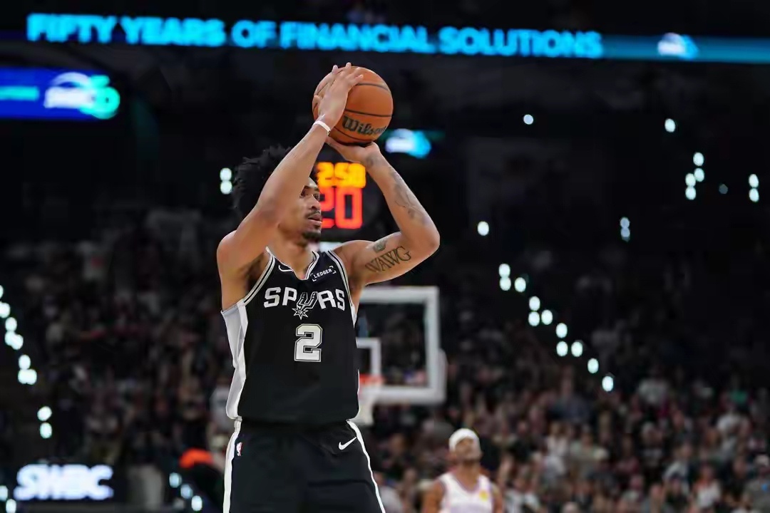 湖记说哈珀表现像征战7年的老将NBA西决抢七大战，马刺对阵雷霆。湖人队记Trev