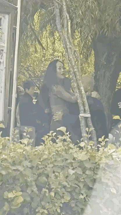 这个跳舞的场所看着挺简陋，就在树林里一个狭小的空地上，但是跳舞的人可不简单，跳的