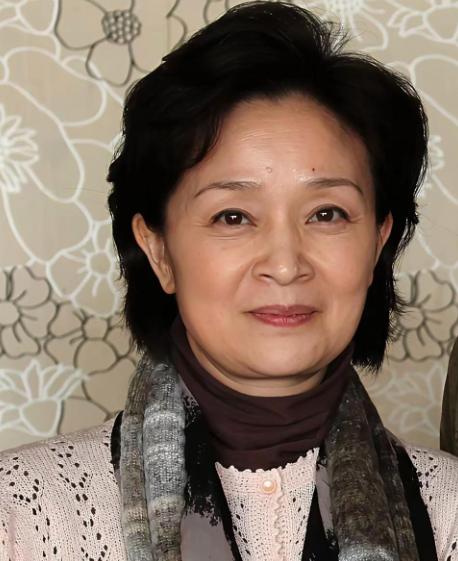 67岁的刘莉莉如今住在日本东京港区的顶级豪宅里，卡里的余额多到根本花不完，可她现
