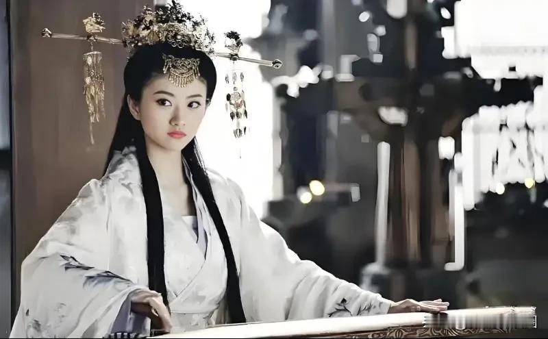 景甜早期电影《超时空救兵》在剧中的古装造型真的很清纯美丽大方，灵气逼人的通透质感