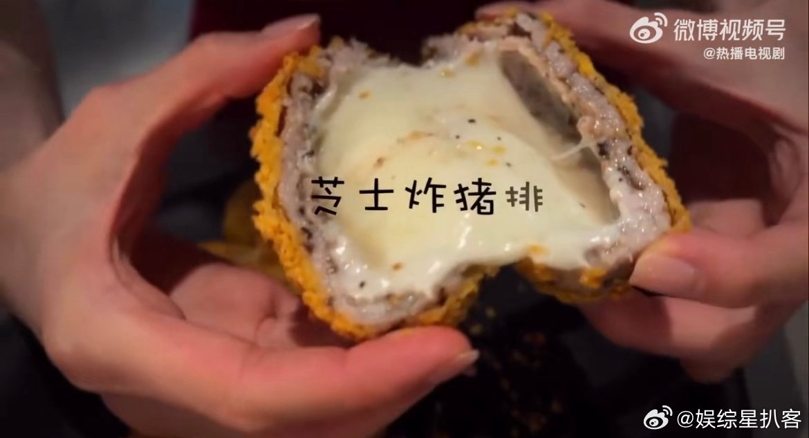 黄多多更新下厨vlog 从备菜到摆盘全程带感，弟弟举着手机拍姐姐，妹妹抱着芝士块