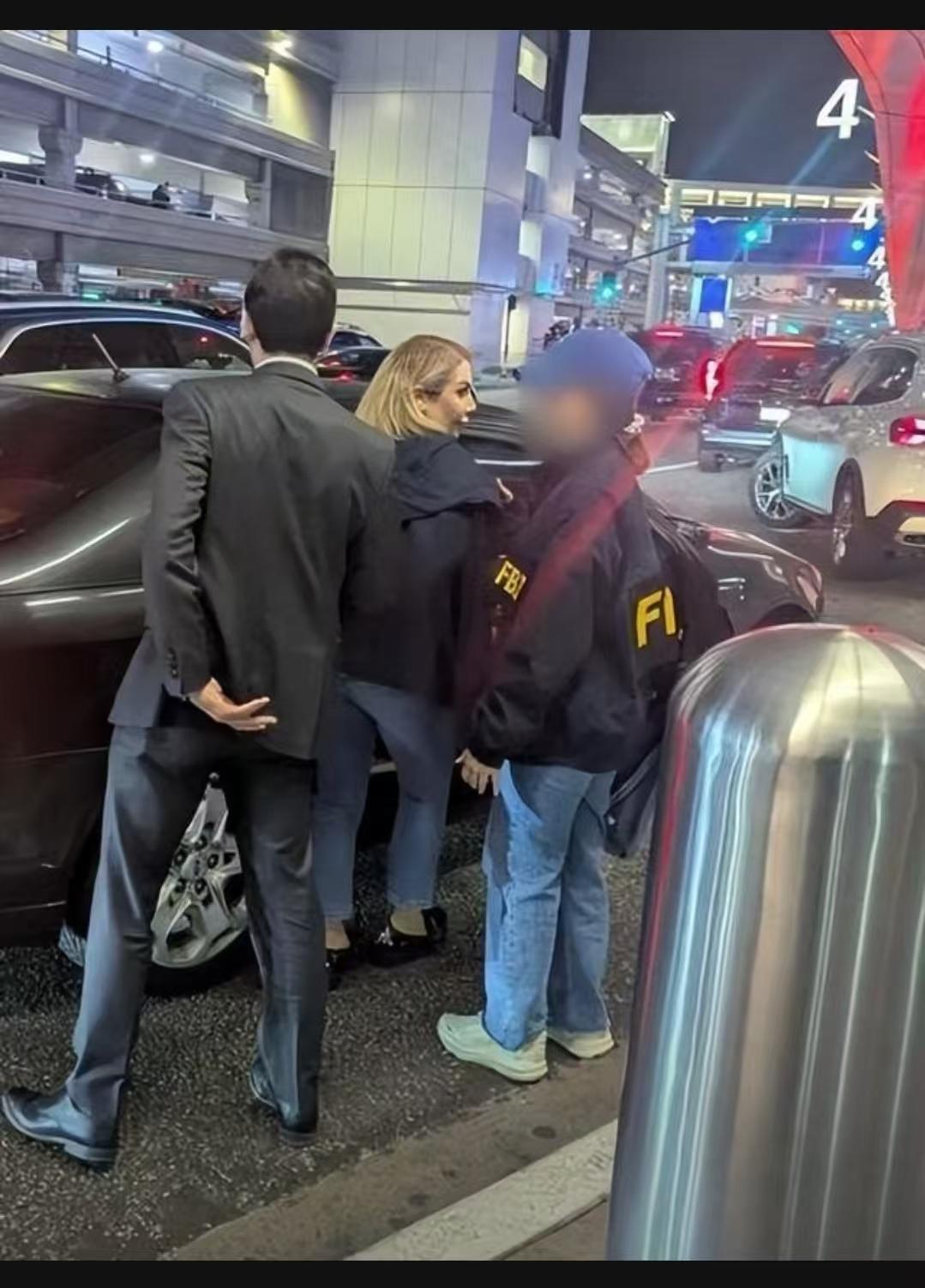 双面人生彻底败露！持美国绿卡的伊朗女商人，在机场当场被捕！一场横跨美伊的隐秘军火