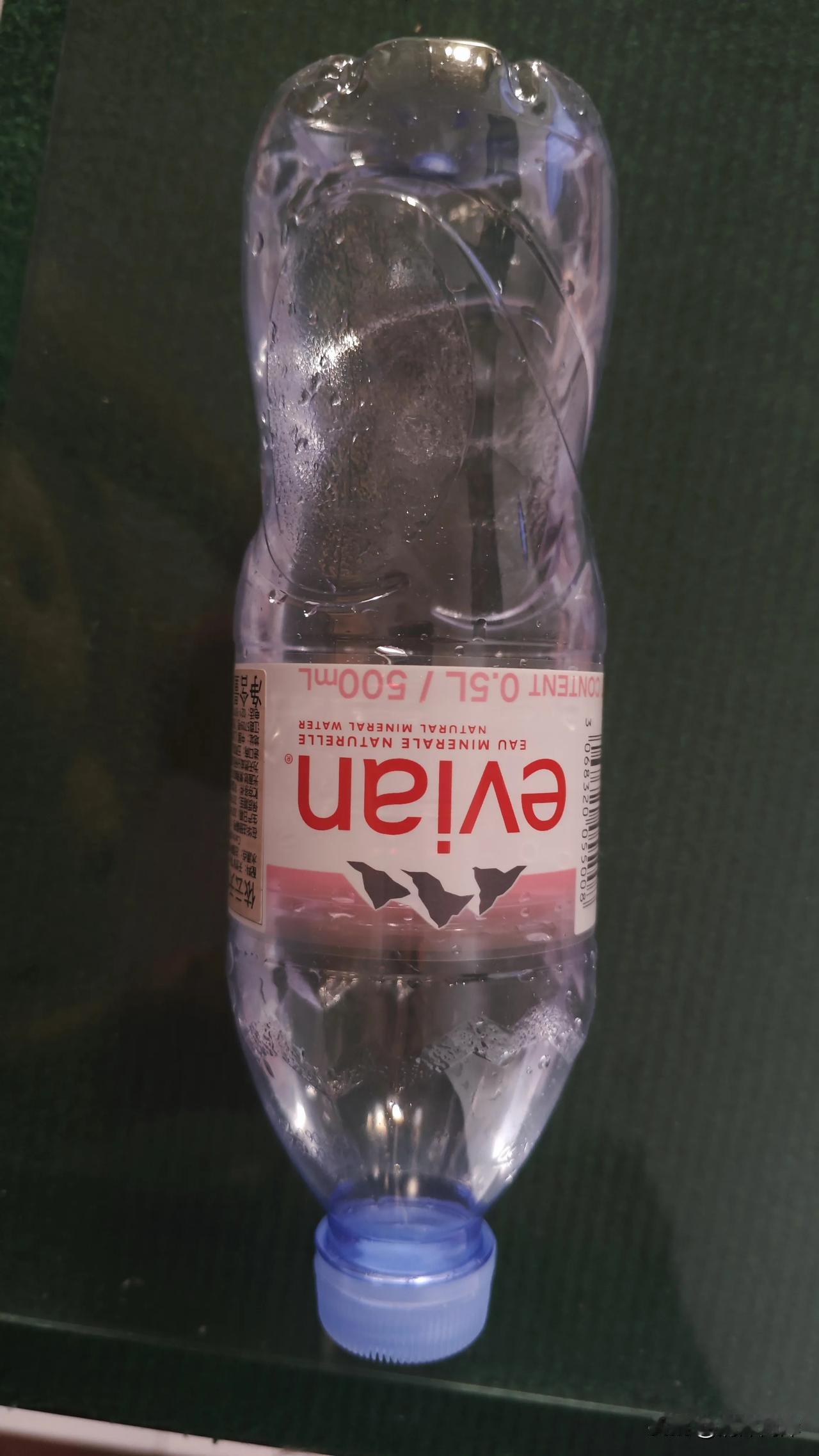 前天发了一篇在天津西站买依云矿泉水的帖子火了。阅读量已经达到了20万以上。收入也