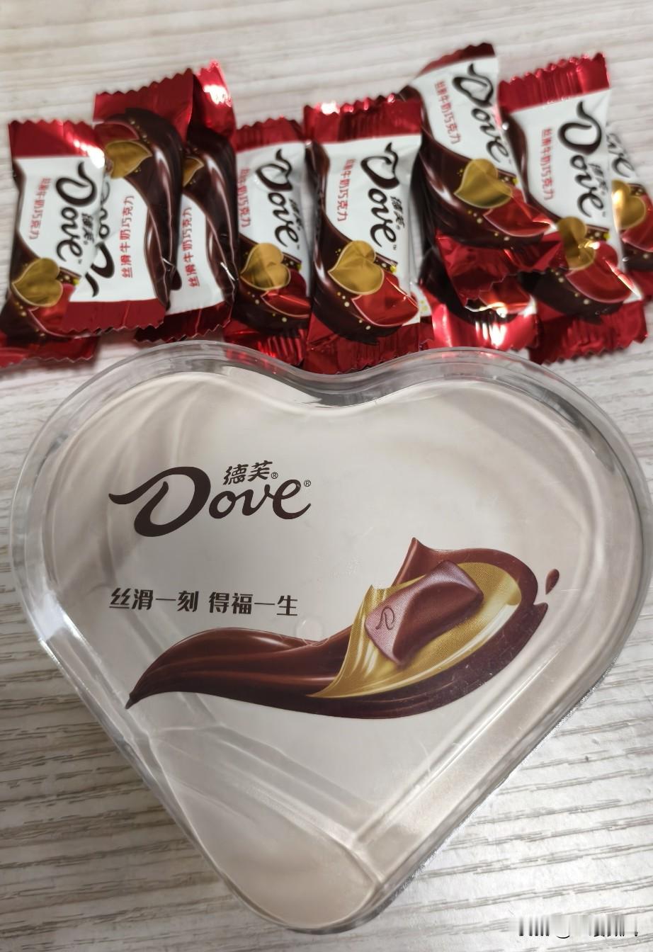 德芙巧克力，我估计包装比巧克力都贵。
情人节室友收到一盒巧克力，看起来好大一个盒