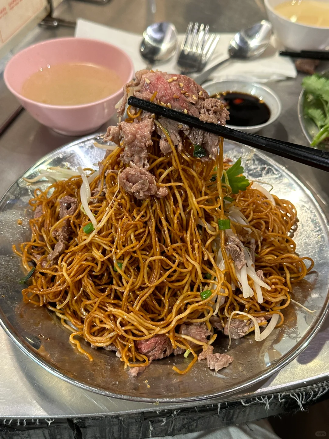 香港中环必吃！嫩牛葱油捞面！