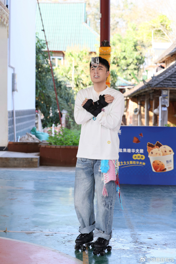 陈赫笑容真的会转移陈赫的综艺感全在笑容转移里，前一秒还在得意笑队友，下一秒就被安