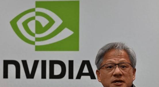 美国曾经同意英伟达的芯片只要回到国内建厂，就能卖给中国。一出政策，中国立马反击：
