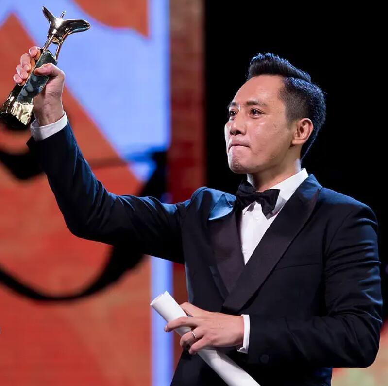 刘烨提前半年用上了iPhone 17 Pro Max。
我扒了他最近半年的微博，