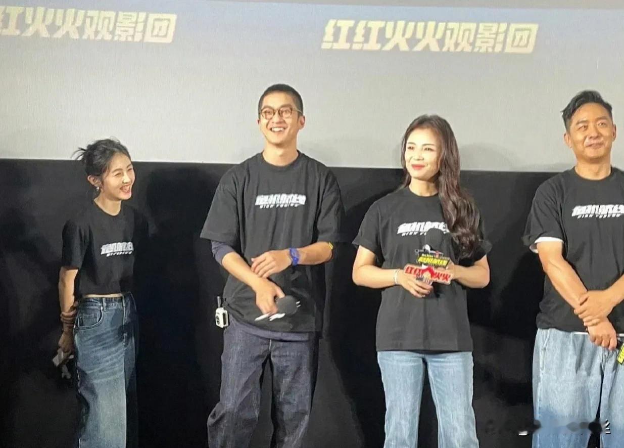 张子枫活动现场的素颜照片，竟也如此美丽动人，猜想她本人的美貌必定更为出色！