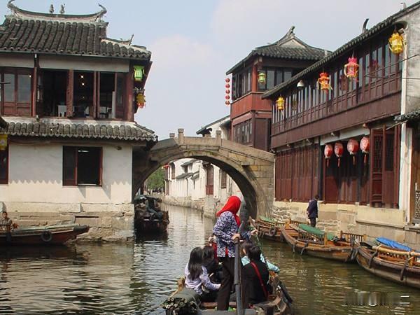富安桥坐落于周庄中市街东端，横跨南北市河，始建于元至正十五年（1355年），原名