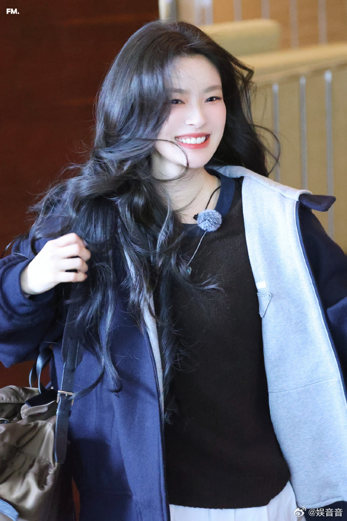 徐若晗明媚 徐若晗的气质真的太干净了✨，光是一张海报就自带阳光滤镜，那种由内而外