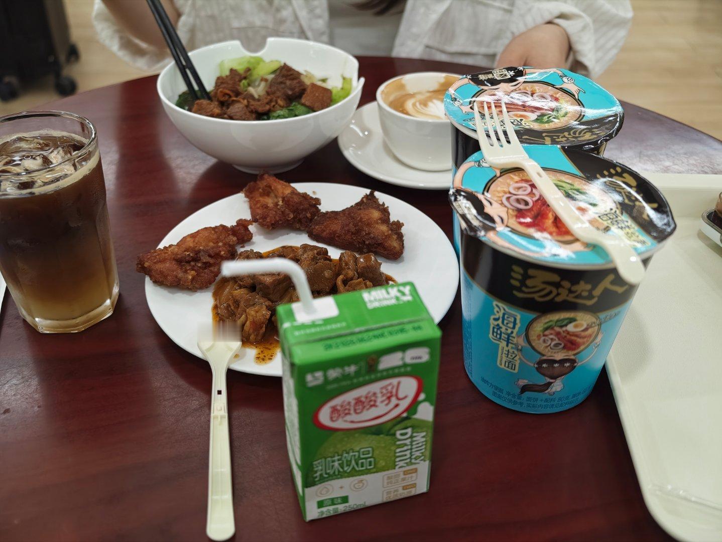 深圳又暴雨了，赶紧出差去躲躲休息室里炫一口～泡面太香了 深圳·深圳宝安国际机场