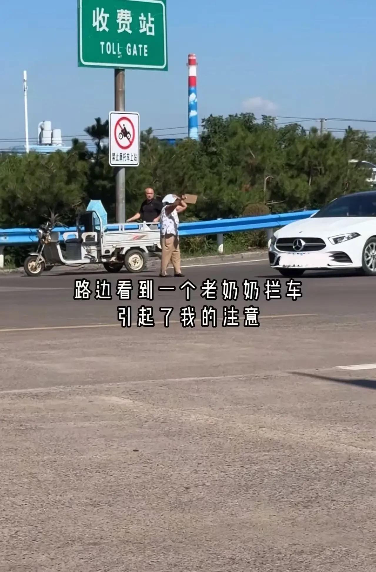 那一瞬间，男子的心猛地一颤。本以为只是平常的善意之举，怎料背后竟藏着这般沉重的牵
