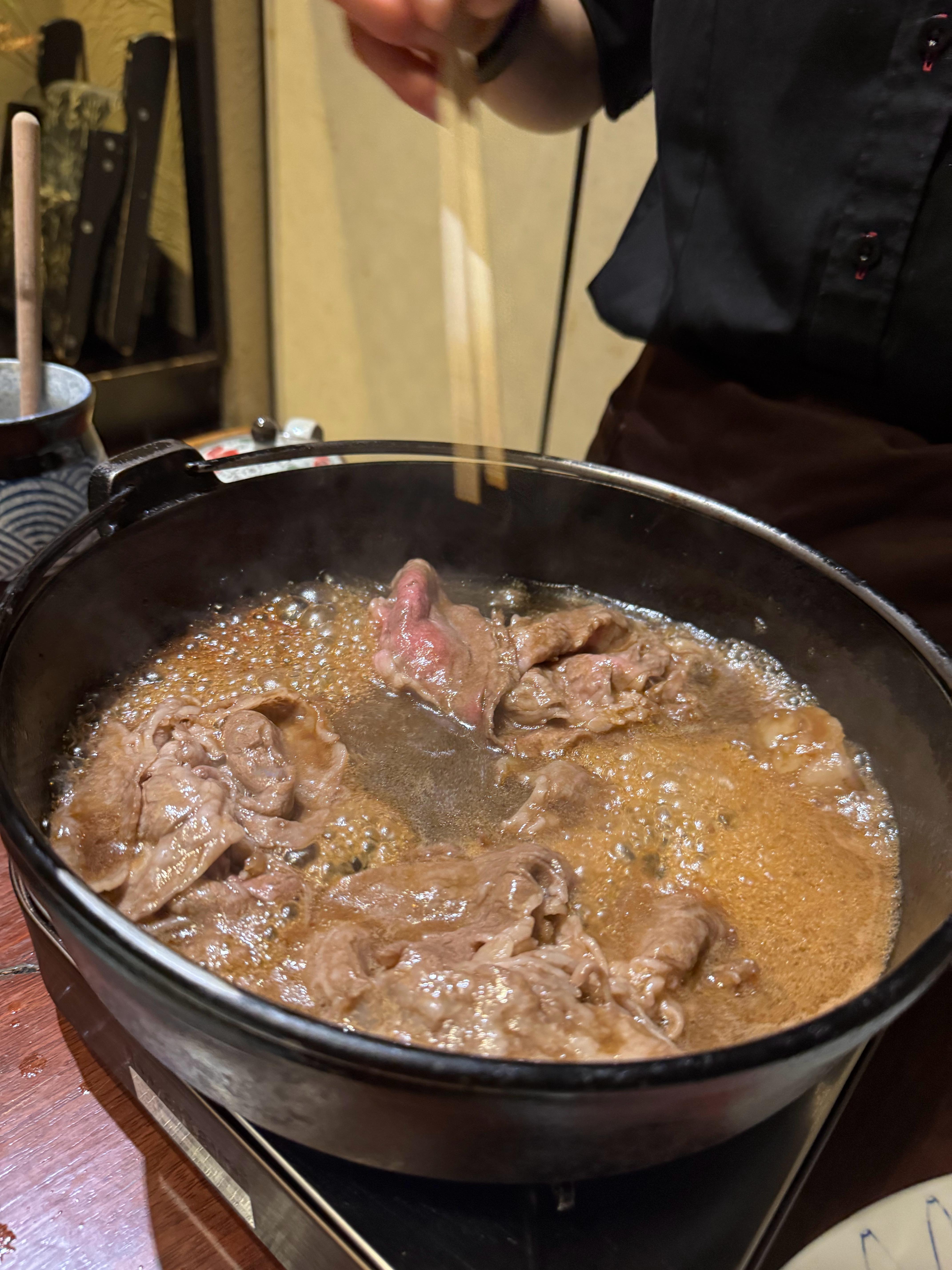 今天吃的这家店，好像不喜欢厚切。寒鰤鱼这么切有点不够刺激，寿喜锅很不错。 