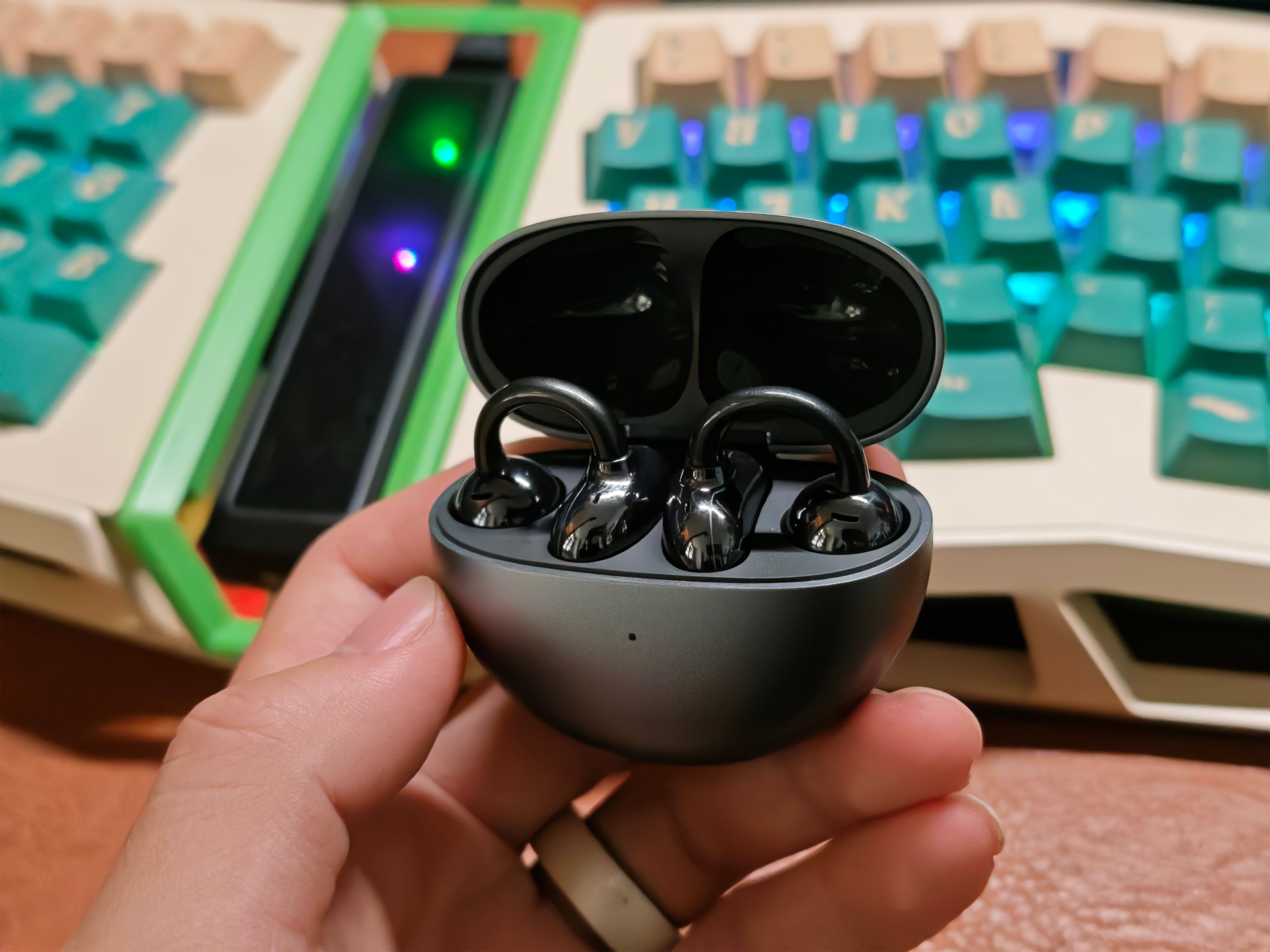 华为贵的耳机是真的精致啊，国产里难得的从盒子到本体水平看齐苹果的 ​​​