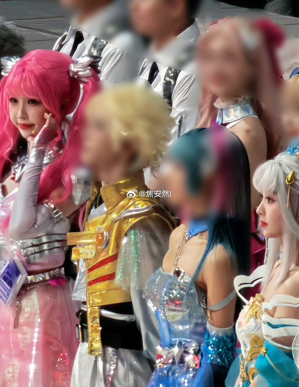 说到我欲乘风，突然想起来，原来之前和平精英的时候田曦薇和虞书欣就同框过 