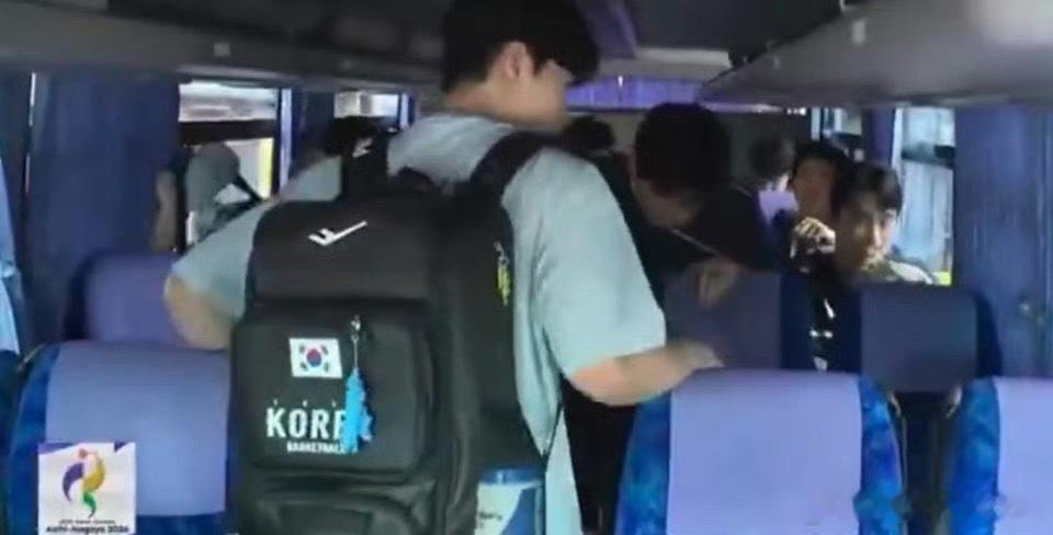 韩国男篮决赛前租借校车训练9月20日‌亚运会男篮决赛‌前，‌韩国男篮‌被安排至距