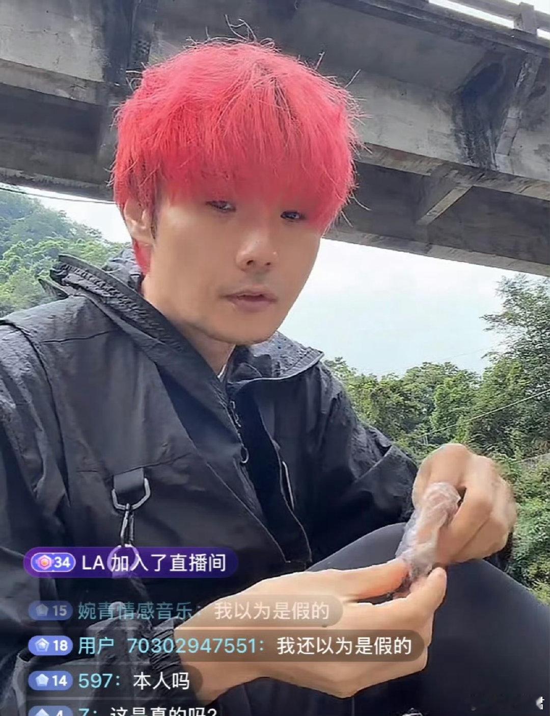 这是唱歌那个李荣浩吗以为是李荣浩高仿点进去的网友都以为是李荣浩高仿呢 