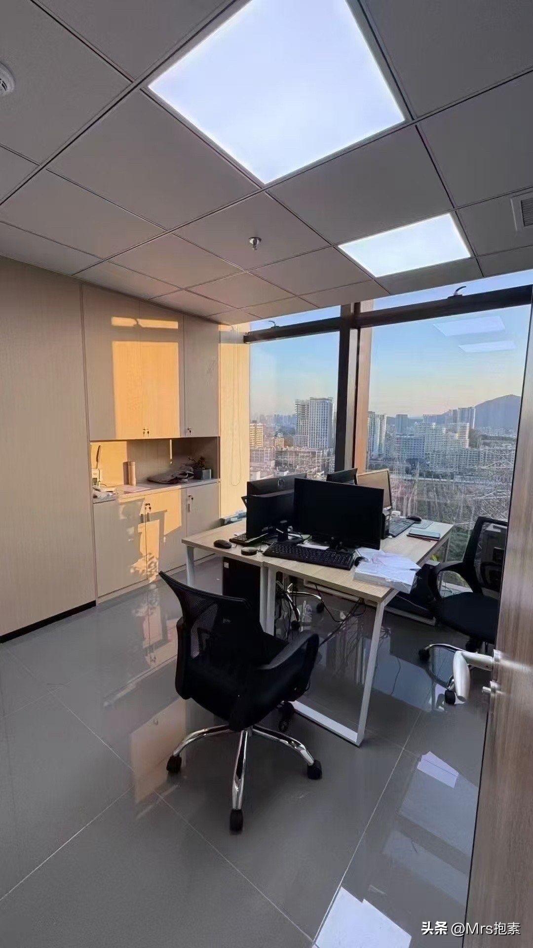 他毕业的学校很一般，不是985，也不是211，毕业时因为补考没过，连学位证都没有