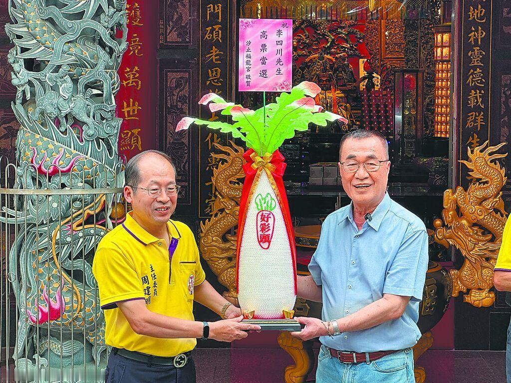 国民党新北市长参选人李四川9月18日前往汐止石桥头福龙宫参香，现场受到在地乡亲的