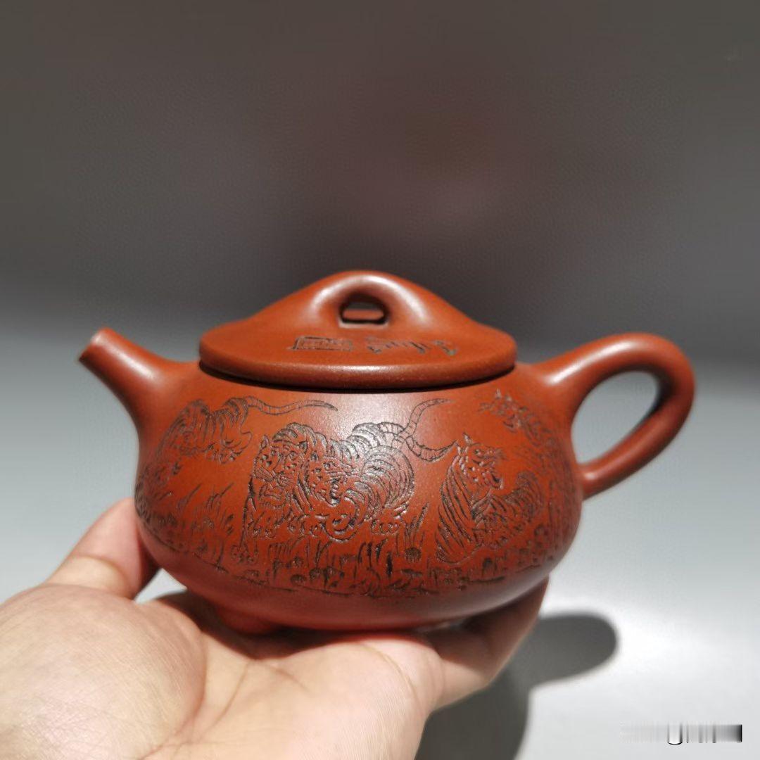品名：八虎壶
底款：顾景舟
尺寸：17/9cm..
容量：320cc
泥料：原矿
