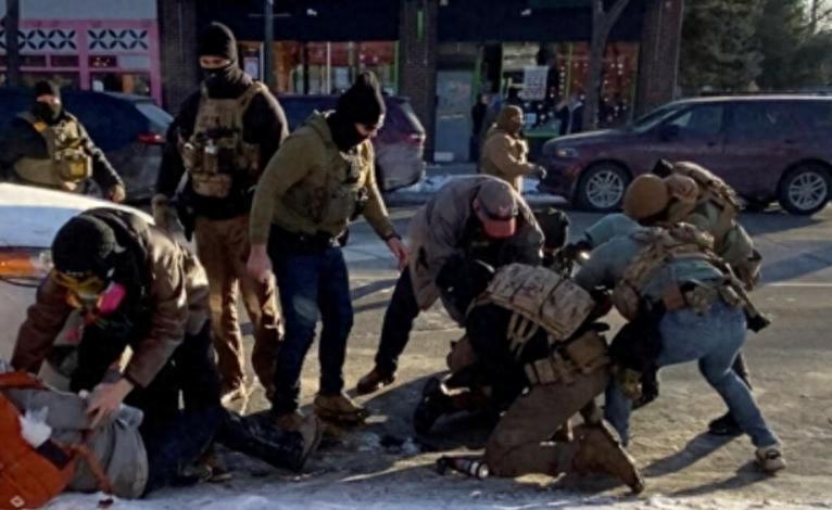 5秒钟，10声枪响，美国明尼阿波利斯街头，一名叫普雷蒂的白人男护士倒在地上没有再