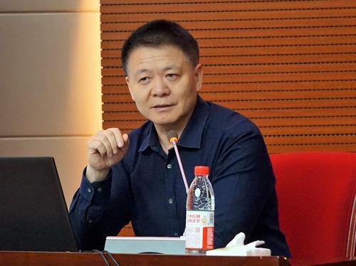 “这才是专家！”汪中求说：“年轻人不婚不育不是自私，是这届年轻人活明白了！他们不