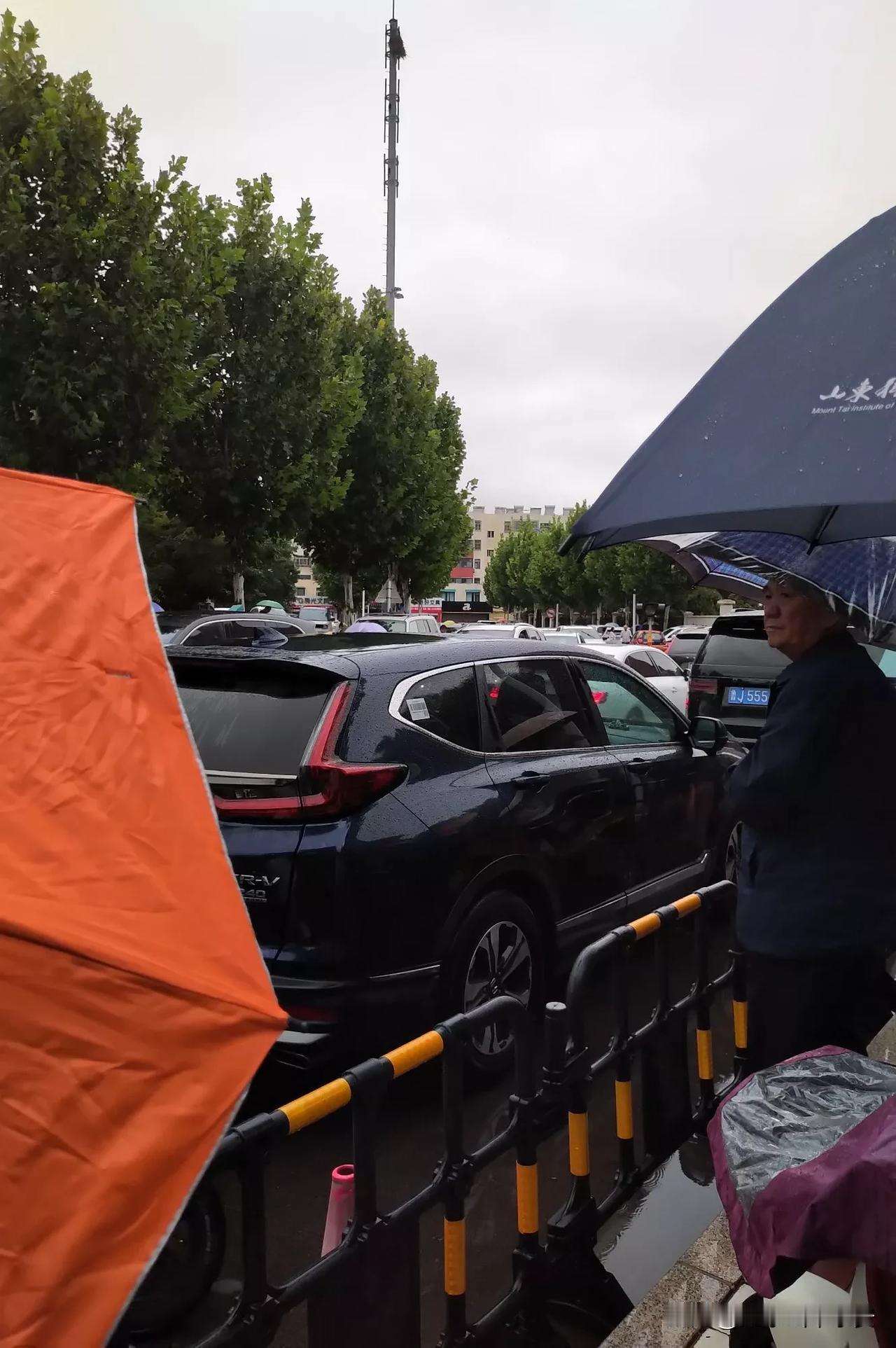 整个道路塞的满满的 ,山东迎来了牛毛细雨 ,今天接娃放假的车格外多 ,公交公司的