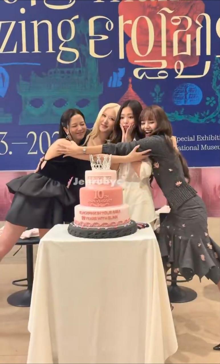 Jennie越素越美 我只看到三个大妈和一个小宝宝 