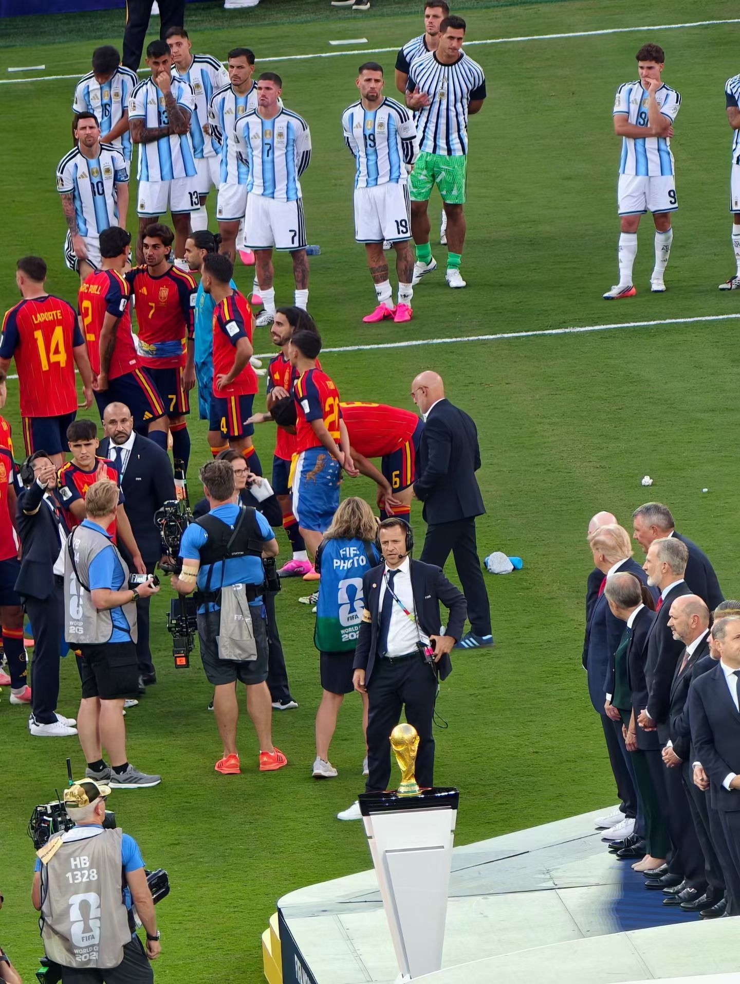 FIFA的转播镜头刻意回避西班牙的犯规，让阿根廷成为“保送”的舆论焦点，这一招暗