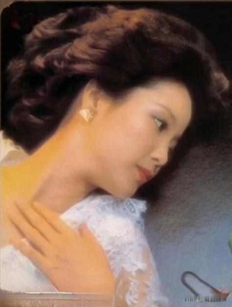 邓丽君的《泪的小雨》《空港》这类爱而不得的离别情歌，歌声温润甜韵，清甜婉转，又带