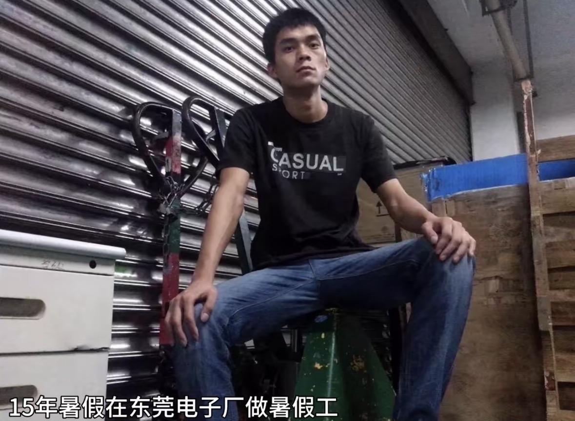 距离高考前三天，唐尚珺发千字文《如今的你》感慨高考季心底总会翻涌万千思绪。

穷