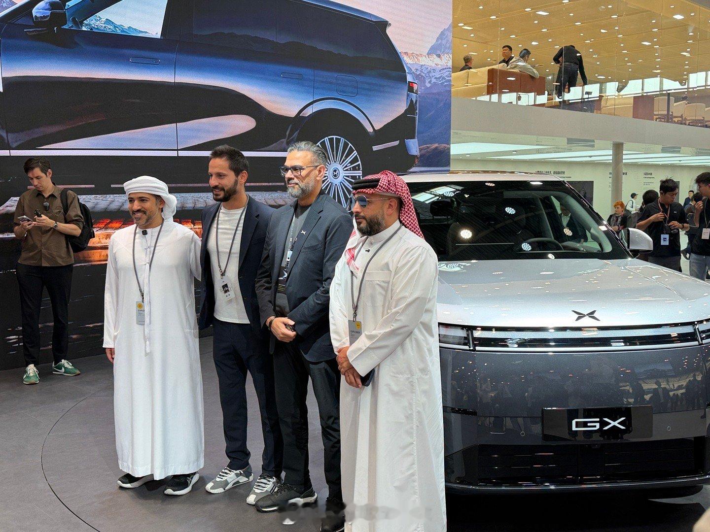 小鹏G X这台双拼色的很吸睛啊，等国际友人合影完赶紧走近看看GX双拼色的工艺，三