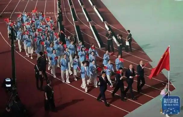 在日本人自己家门口办的亚运会，日本观众打开电视看到的画面，居然是中国人拍的——这