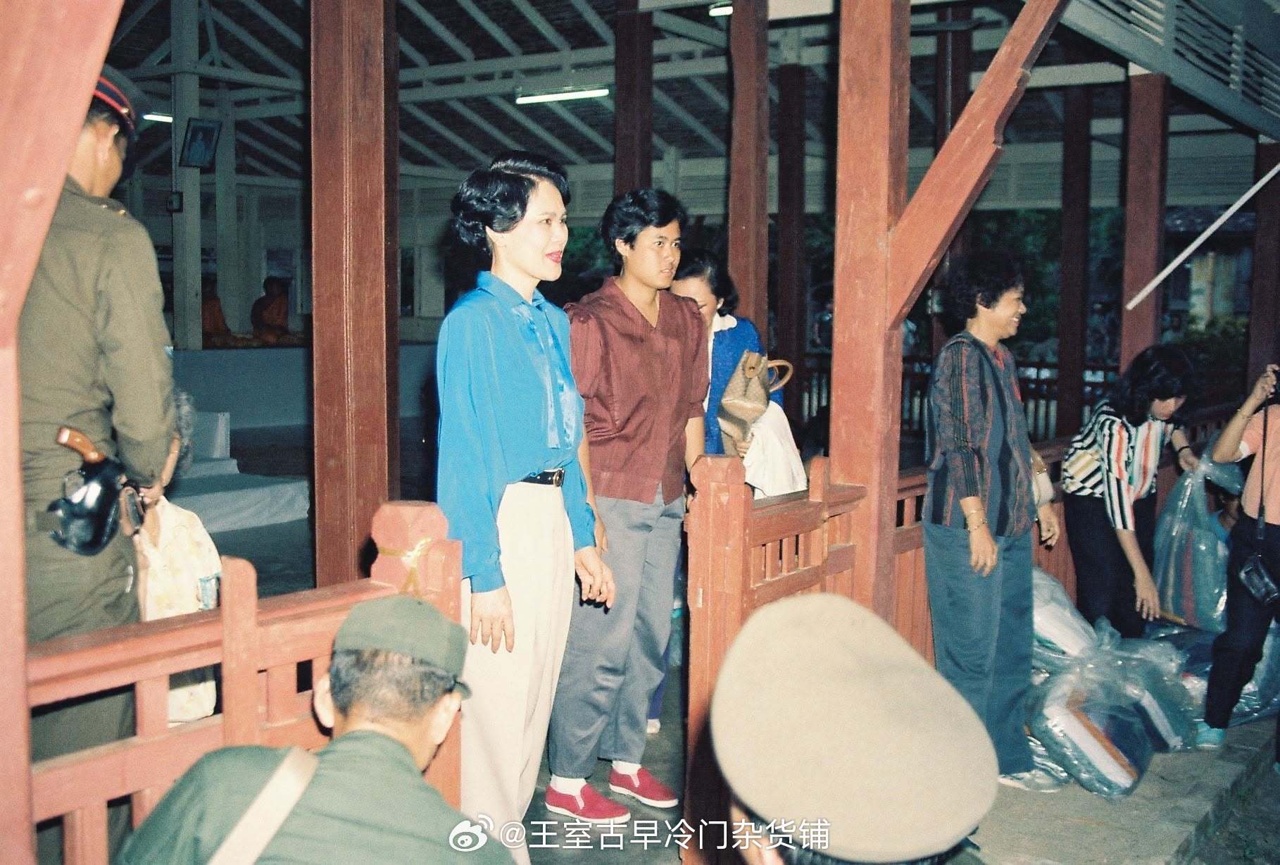 王室王室泰国王室暹罗往事 老照片：1986年9月29日，红唇姐带着狗哥和大婶在那