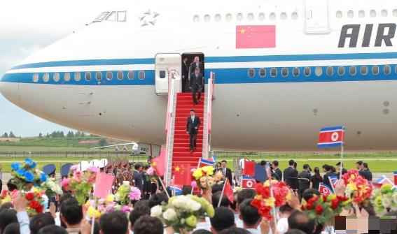 特朗普这下笑不出来了。

当地时间7月15日，中国党政代表团乘坐的专机平稳降落在