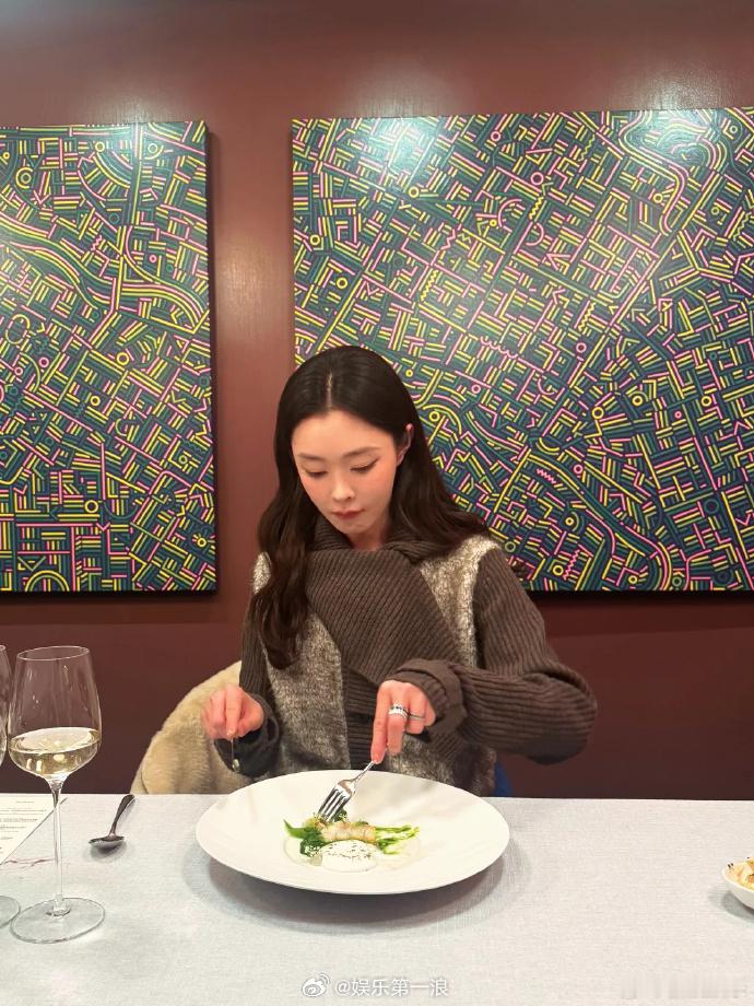 宋轶换微博背景 有网友发现宋轶近日晒出照片中的餐厅，与白敬亭5月20日晒出的餐厅