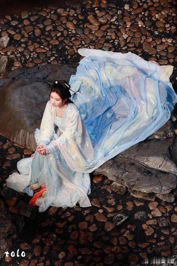 郭敬明的小破滤镜真是磨没了这么好看的衣服啊 