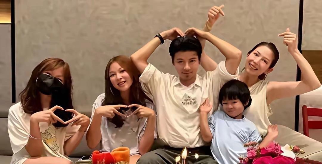 蔡少芬全家福照，两个女儿成了最大的亮点，已是亭亭玉立美丽动人，有蔡少芬和张晋两口