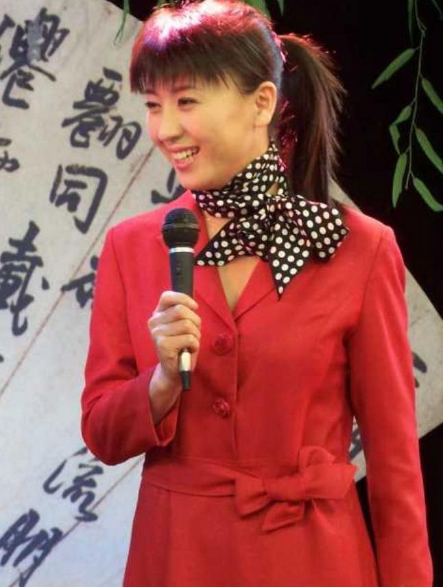 2015年，闫学晶和相爱十多年的丈夫林越离婚，不久后嫁给马明东，一位圈外企业老板