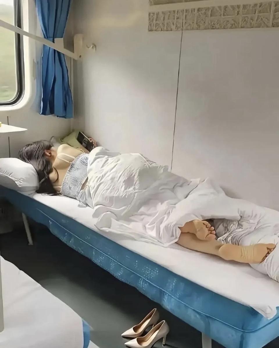 旅途中的小确幸 在火车上小憩，感受旅途的宁静与舒适。