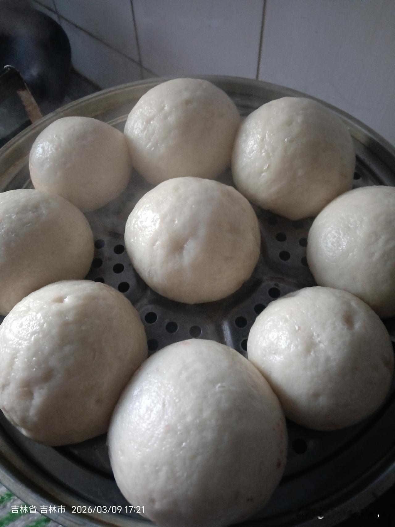 馒头很好做，做好了很好吃！
多年前在部队的时候吃的馒头是最好吃的，甜丝丝的，很筋