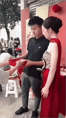 这都是新人究竟收到的是什么样的礼物，为什么直接把礼品盒关上，不想看了，感觉非常有